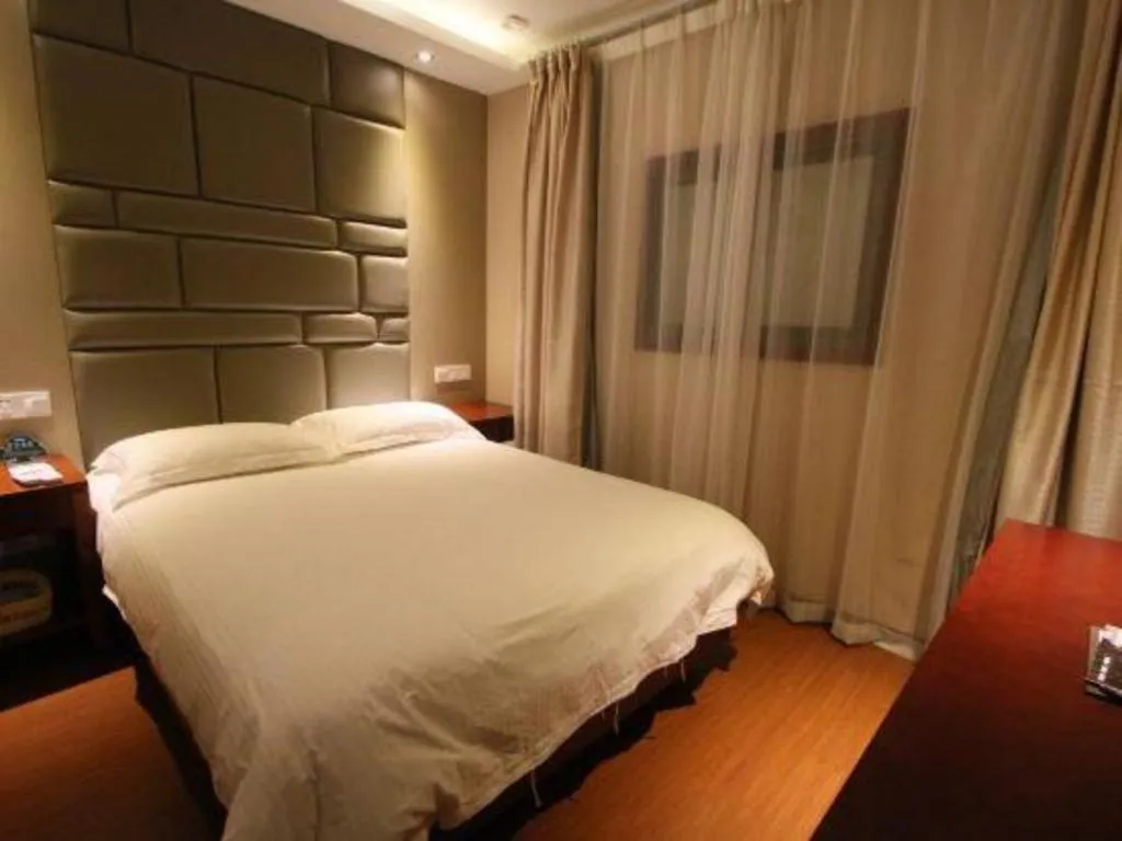 Bed in GreenTree Inn Shanghai Gongkang Road Branch