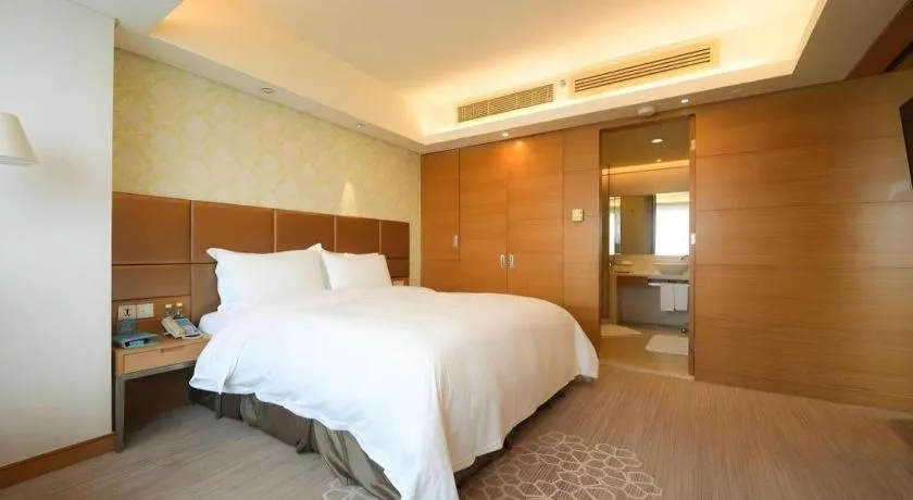 Bed in Seaview Gleetour Hotel Shenzhen Eastwing building