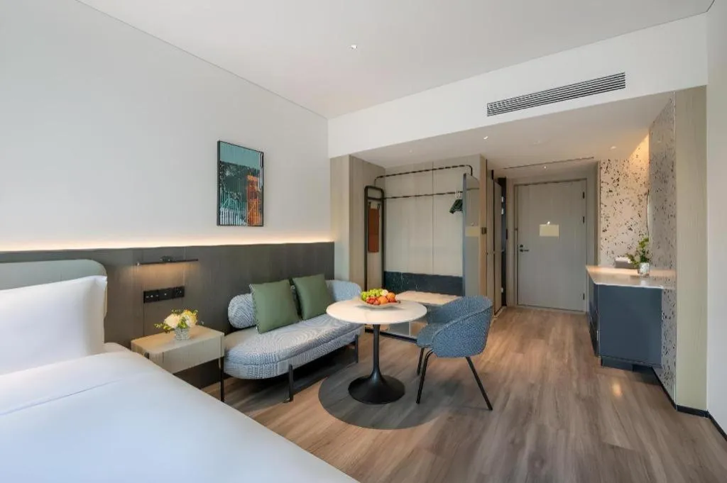 Bed in Seaview Gleetour Hotel Shenzhen Eastwing building