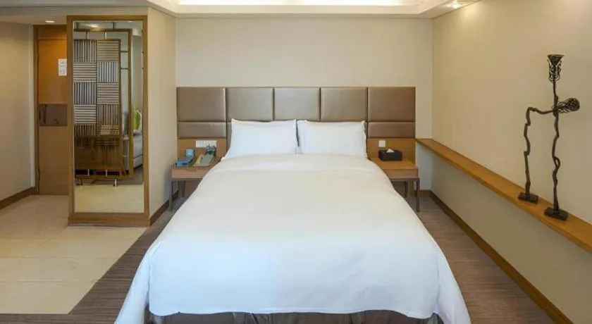 Bed in Seaview Gleetour Hotel Shenzhen Eastwing building