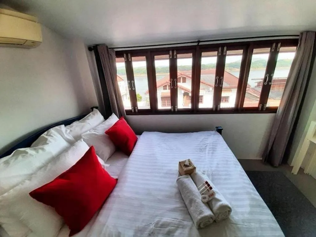 Bed in The Royal Chiangkhan Boutique Hotel