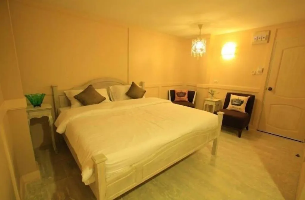 Bed in The Royal Chiangkhan Boutique Hotel