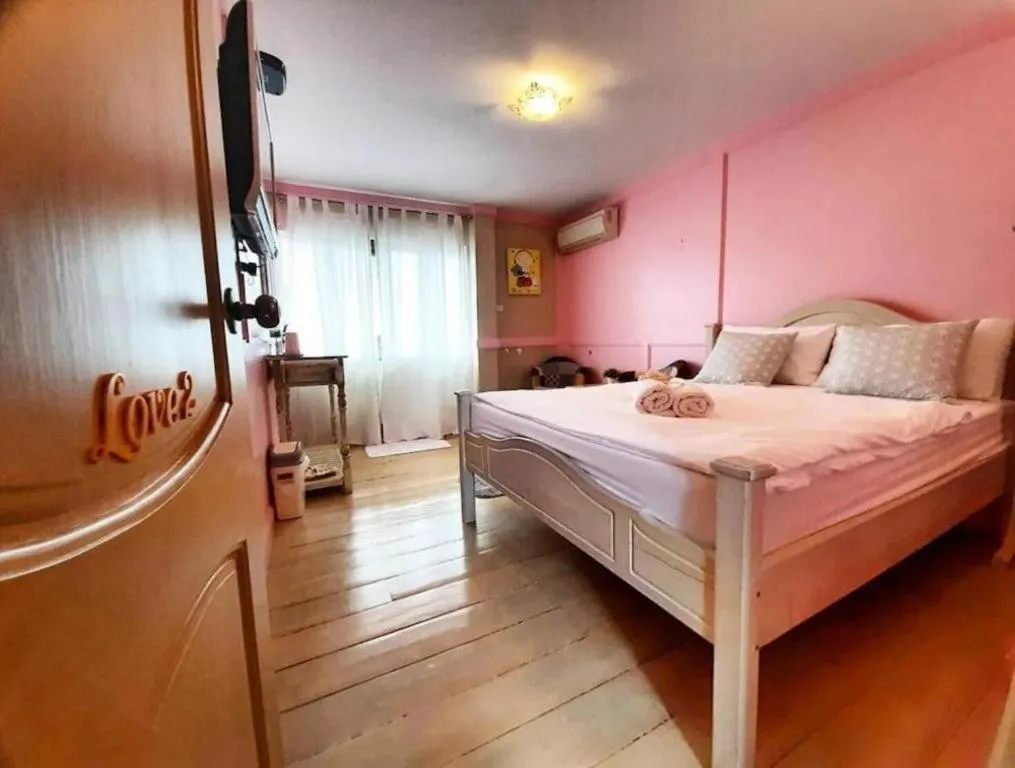 Bed in The Royal Chiangkhan Boutique Hotel