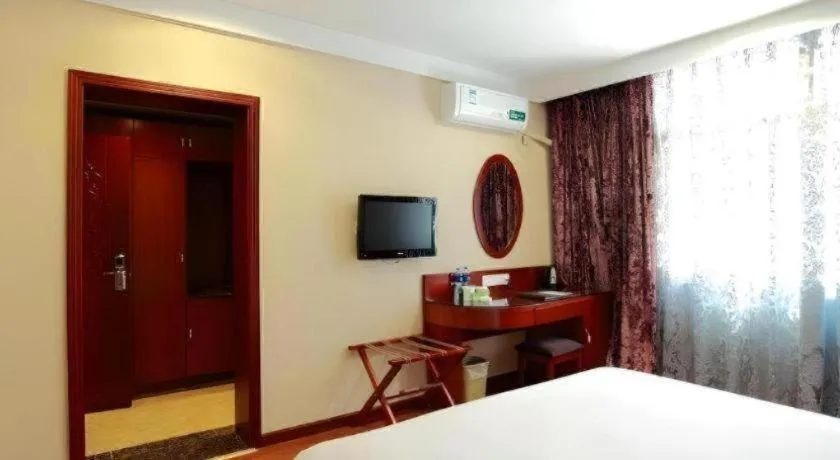 Bed in GreenTree Inn Hefei Chenghuangmiao San Xiao Kou Subway Station Hotel