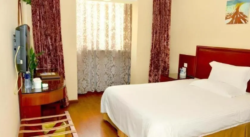 Bed in GreenTree Inn Hefei Chenghuangmiao San Xiao Kou Subway Station Hotel