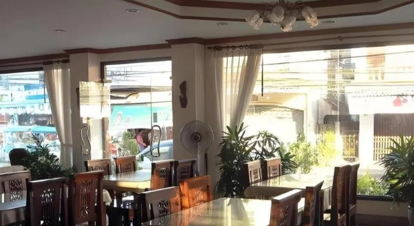 Ritzy House Hotel