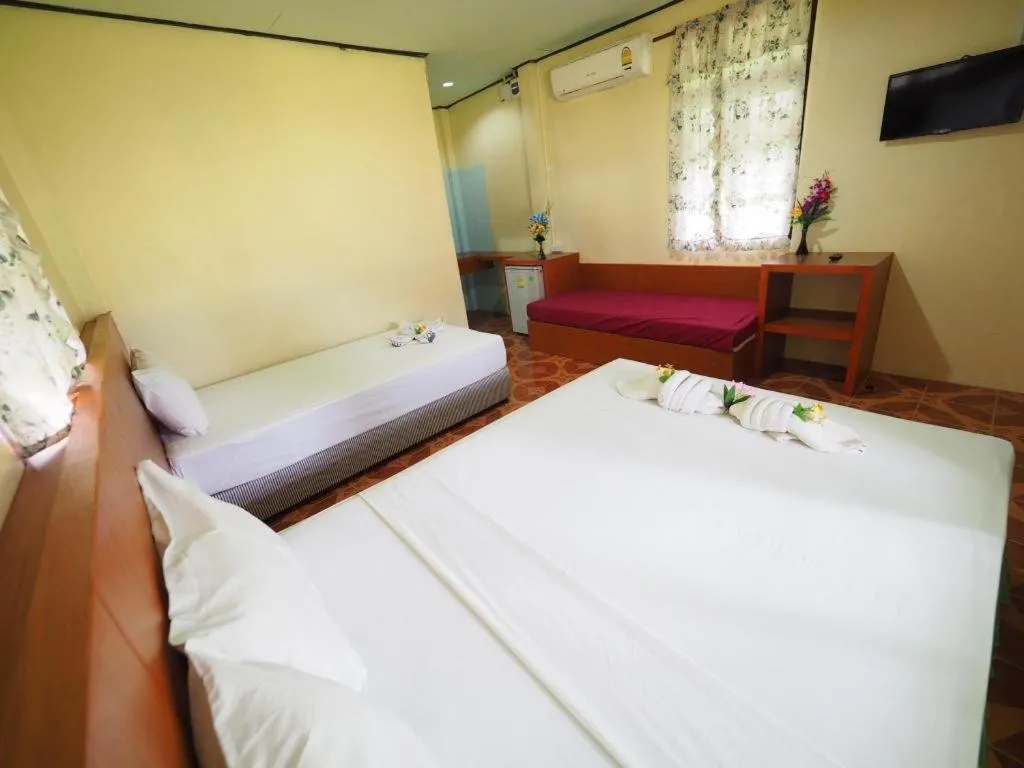 Bed in Lanta Darawadee Resort