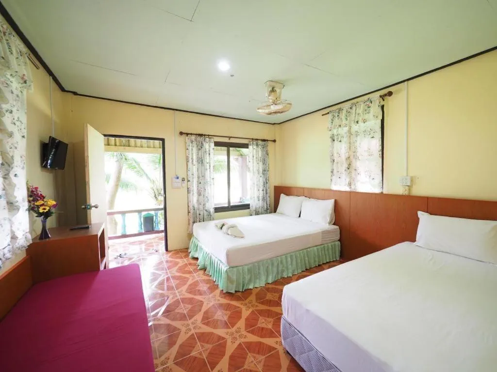 Bed in Lanta Darawadee Resort