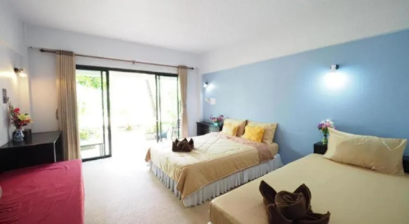 Bed in Lanta Darawadee Resort