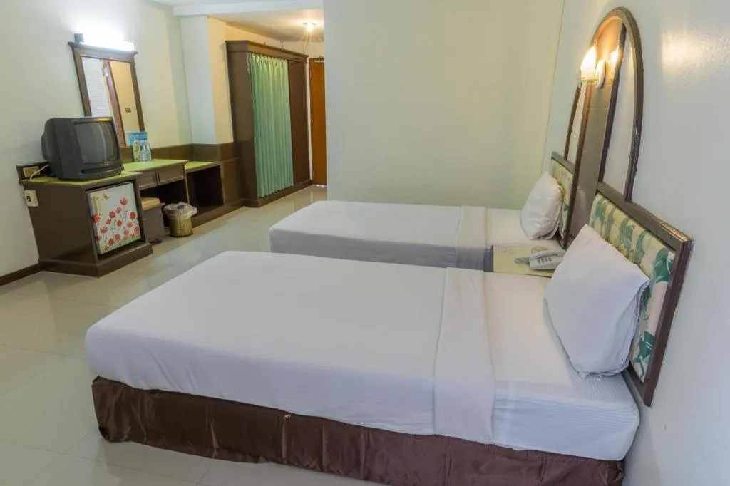 Bed in Lake Inn Hotel