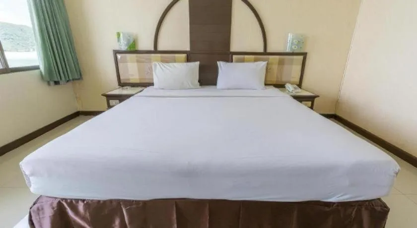 Bed in Lake Inn Hotel
