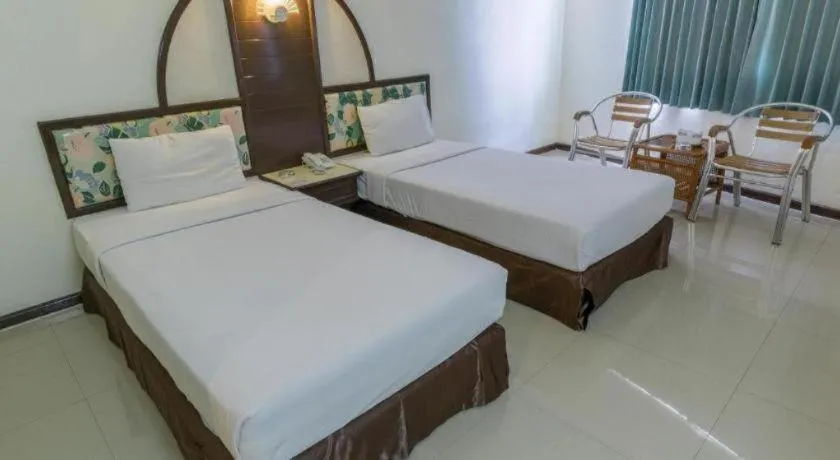 Bed in Lake Inn Hotel