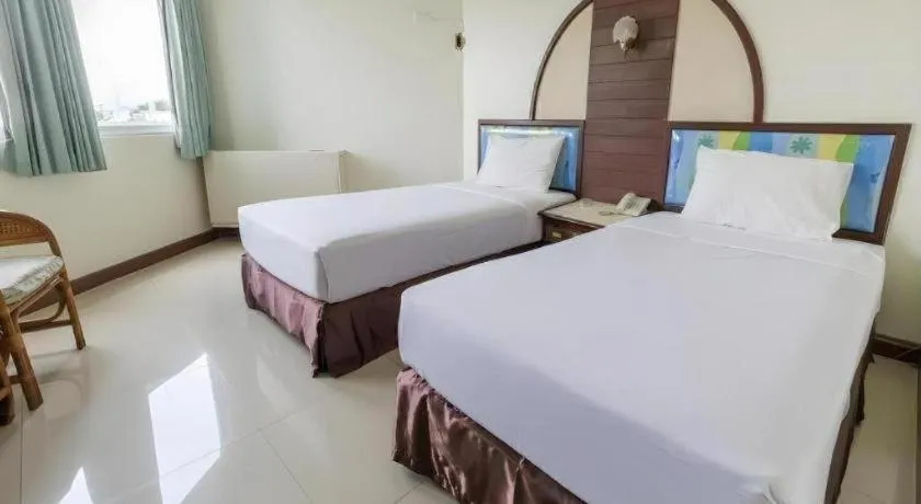 Bed in Lake Inn Hotel