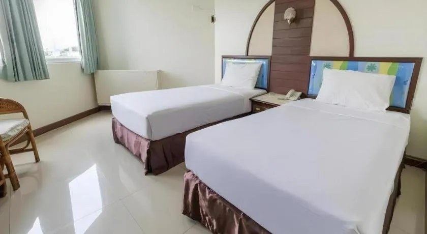 Bed in Lake Inn Hotel