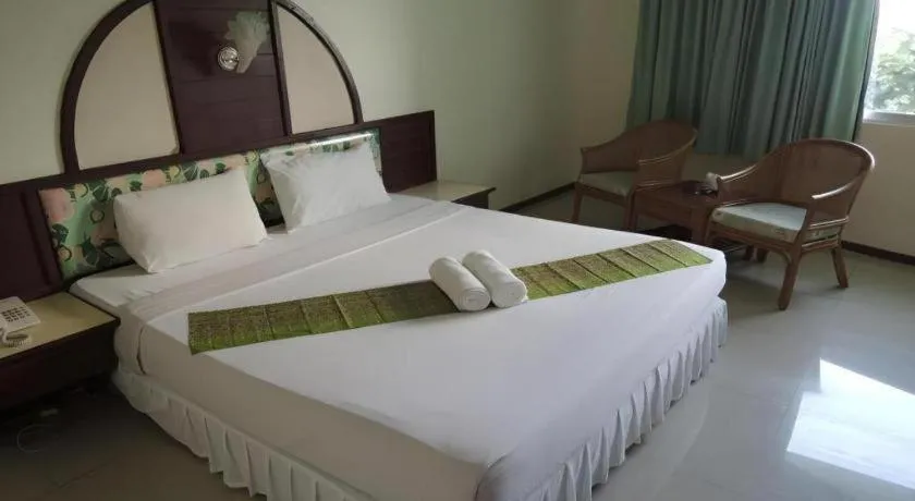 Bed in Lake Inn Hotel