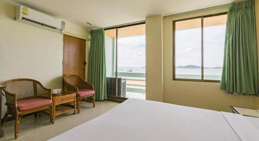 Bed in Lake Inn Hotel