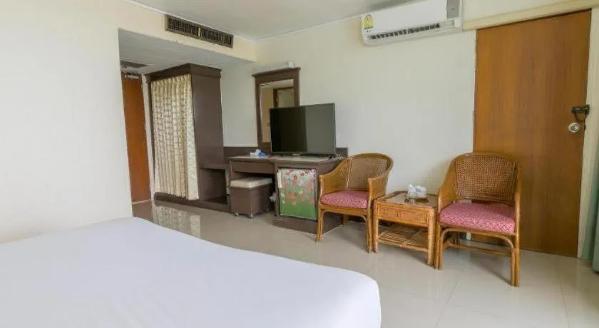 Bed in Lake Inn Hotel