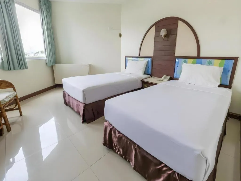 Bed in Lake Inn Hotel