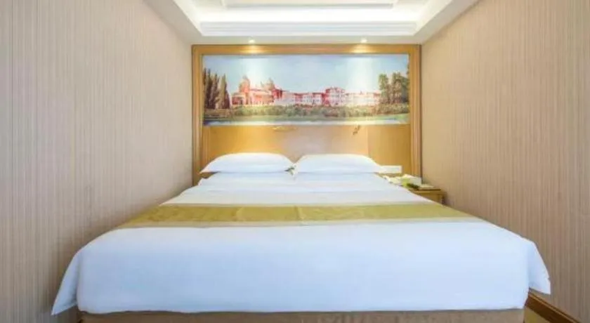 Bed in Vienna Hotel Guangzhou Panyu Shiqiao Center Branch