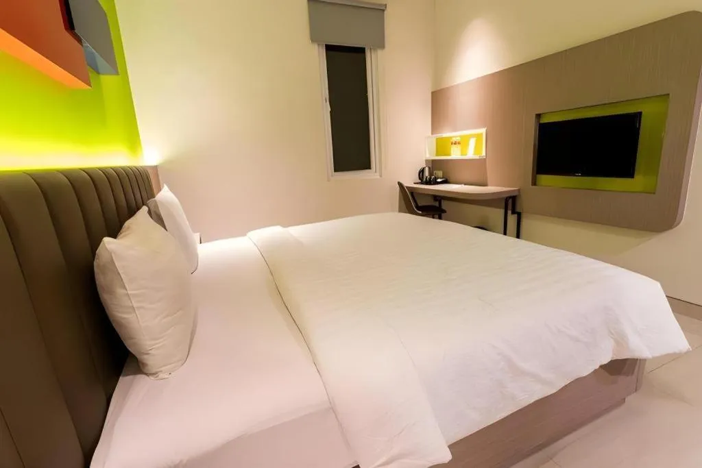 Bed in Zoom Dharmahusada Hotel