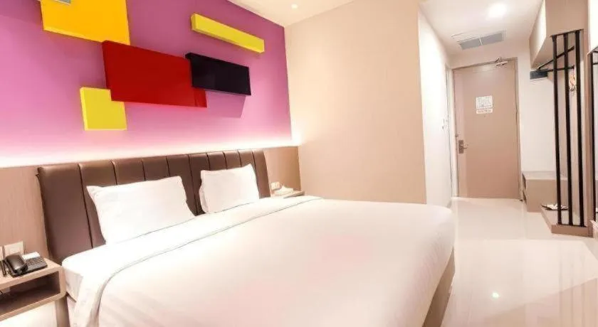 Bed in Zoom Dharmahusada Hotel