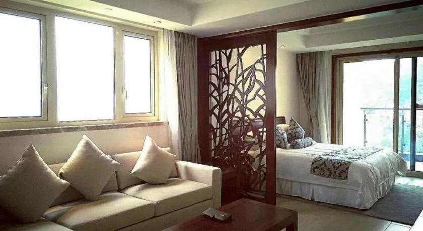 Bed in Sanya Shanghai Huating Boutique Resort Hotel