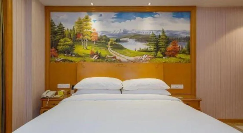 Bed in Vienna International Hotel Shanghai Dishui Lake Lingang Wanda