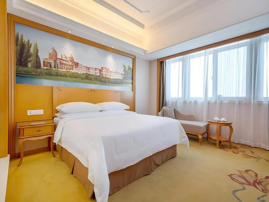Bed in Vienna International Hotel Shanghai Dishui Lake Lingang Wanda