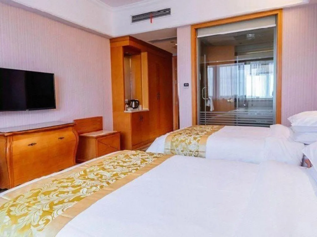 Bed in Vienna International Hotel Shanghai Dishui Lake Lingang Wanda