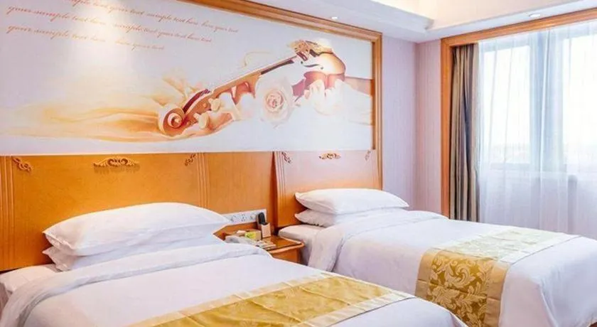 Bed in Vienna International Hotel Shanghai Dishui Lake Lingang Wanda