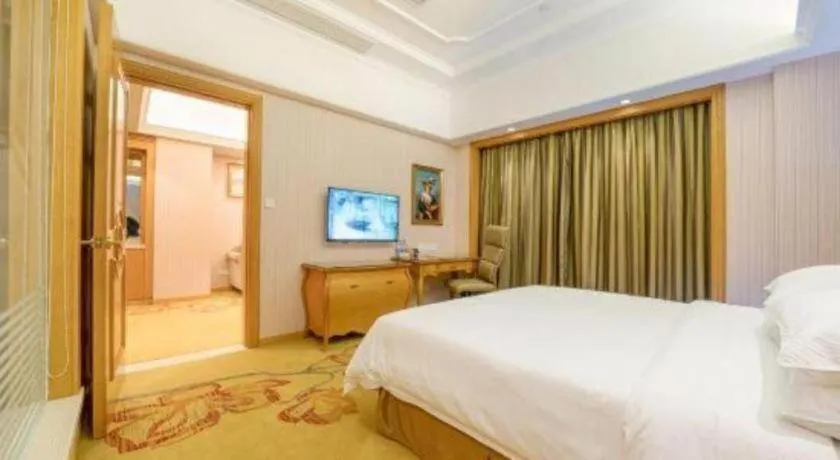 Bed in Vienna International Hotel Shanghai Dishui Lake Lingang Wanda
