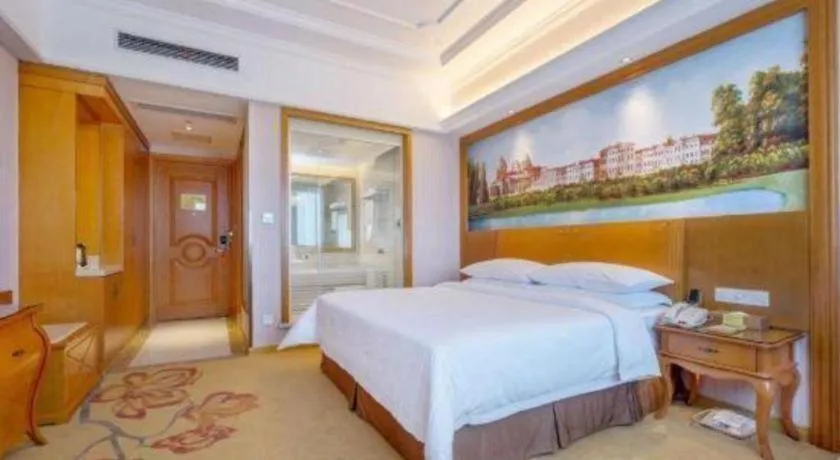 Bed in Vienna International Hotel Shanghai Dishui Lake Lingang Wanda