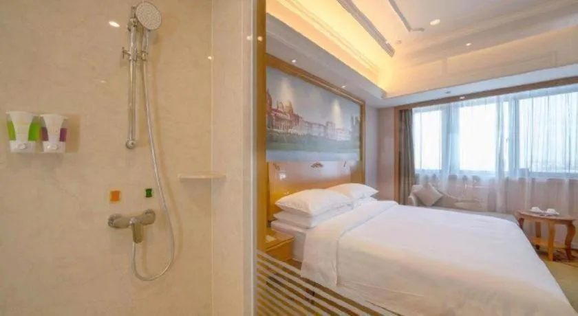 Bed in Vienna International Hotel Shanghai Dishui Lake Lingang Wanda