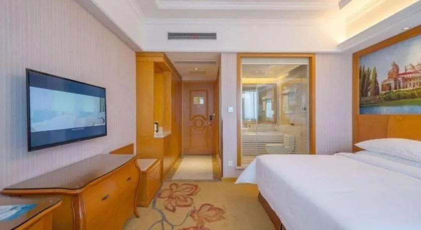 Bed in Vienna International Hotel Shanghai Dishui Lake Lingang Wanda