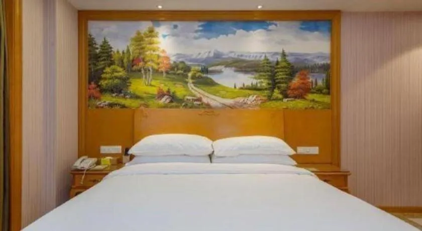 Bed in Vienna International Hotel Shanghai Dishui Lake Lingang Wanda
