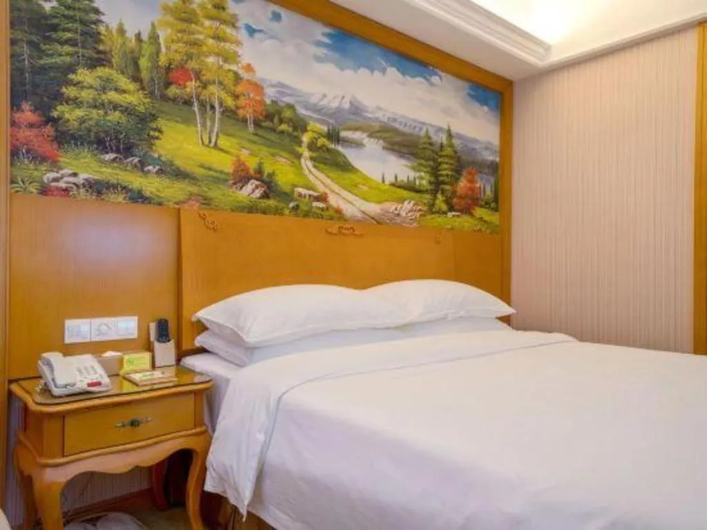 Bed in Vienna International Hotel Shanghai Dishui Lake Lingang Wanda