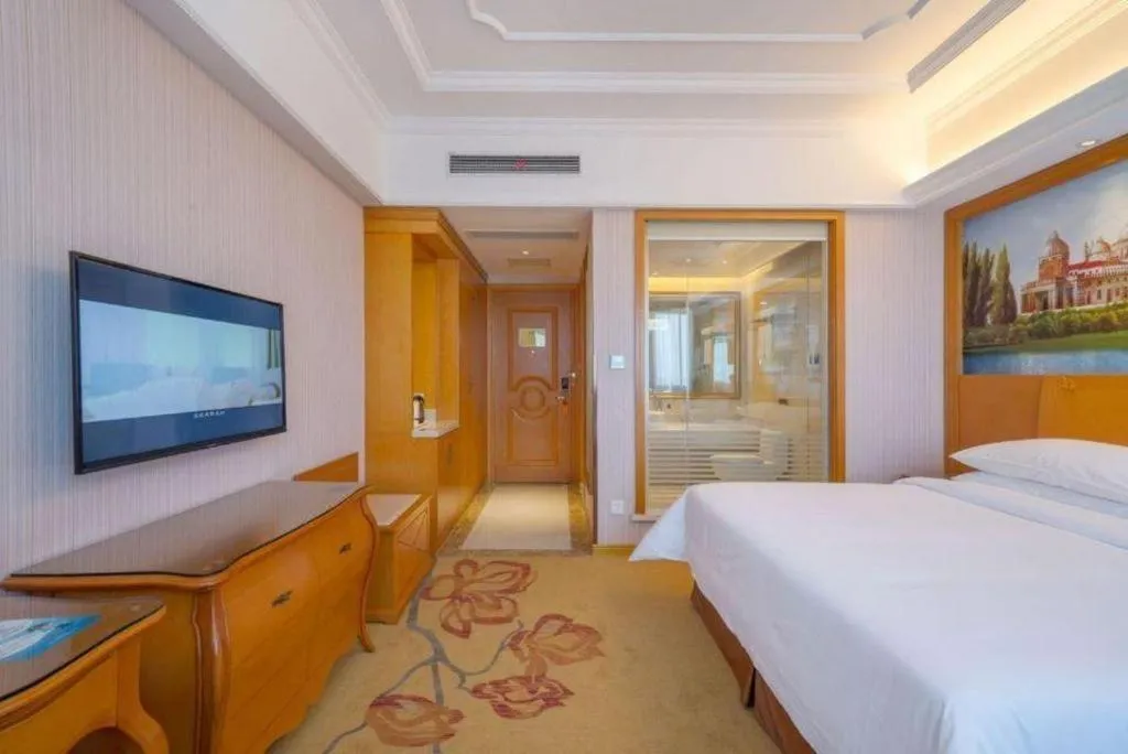 Bed in Vienna International Hotel Shanghai Dishui Lake Lingang Wanda