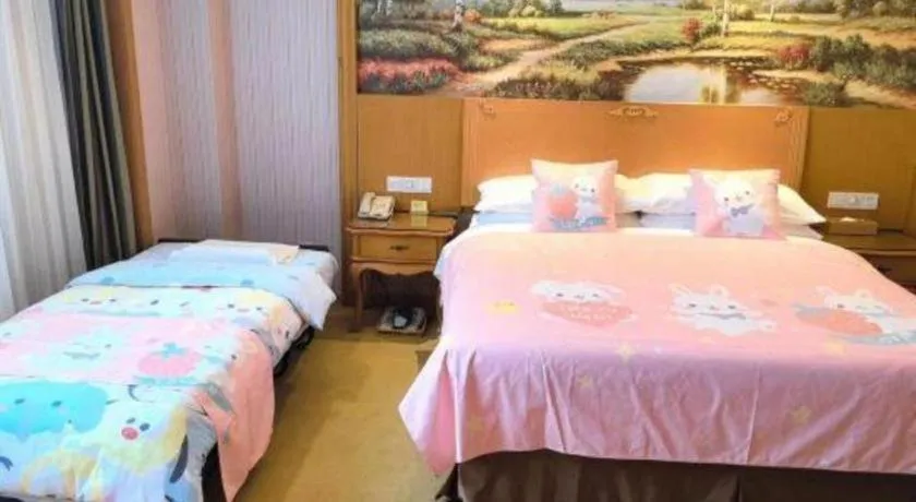 Bed in Vienna International Hotel Shanghai Dishui Lake Lingang Wanda