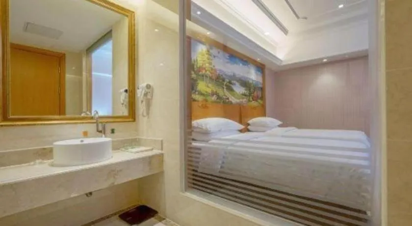 Bed in Vienna International Hotel Shanghai Dishui Lake Lingang Wanda