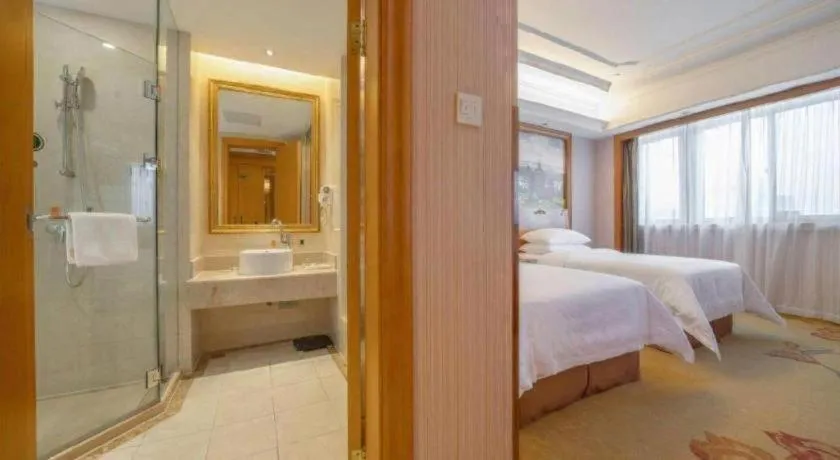 Bed in Vienna International Hotel Shanghai Dishui Lake Lingang Wanda