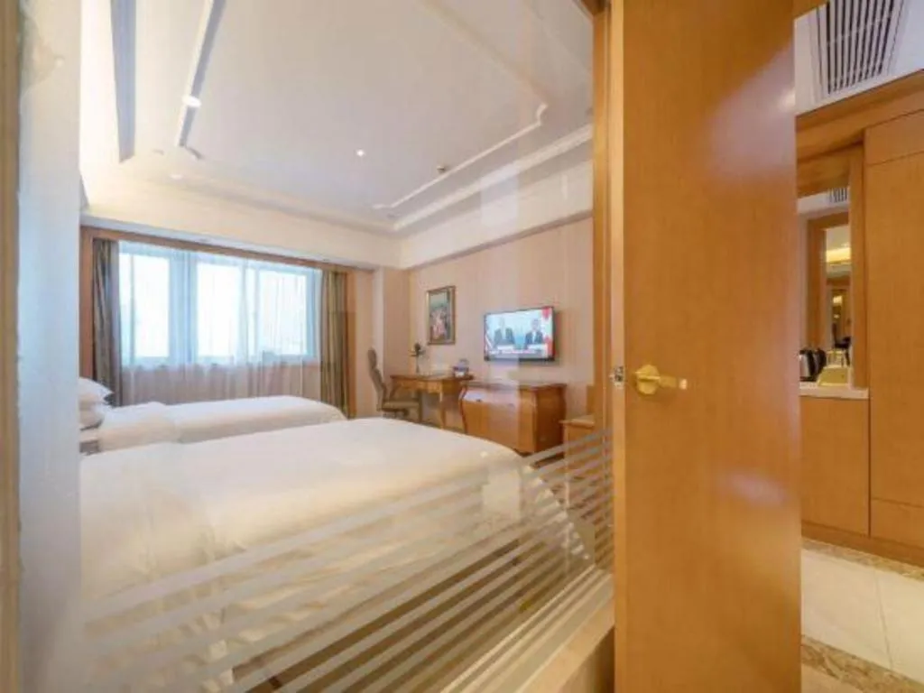 Bed in Vienna International Hotel Shanghai Dishui Lake Lingang Wanda