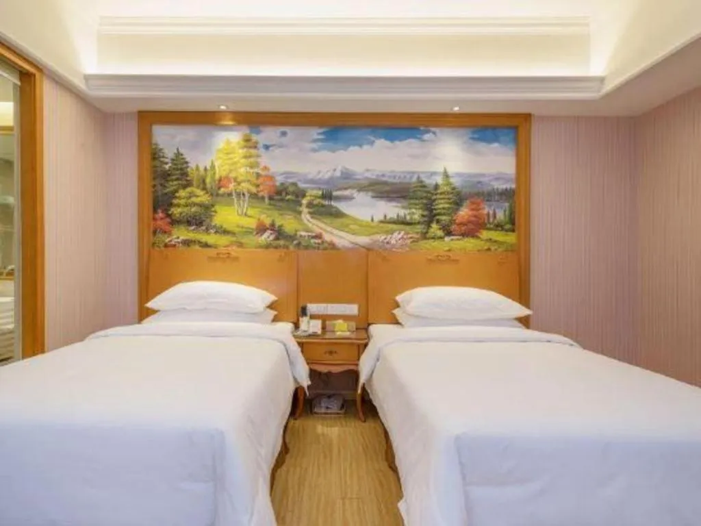 Bed in Vienna International Hotel Shanghai Dishui Lake Lingang Wanda