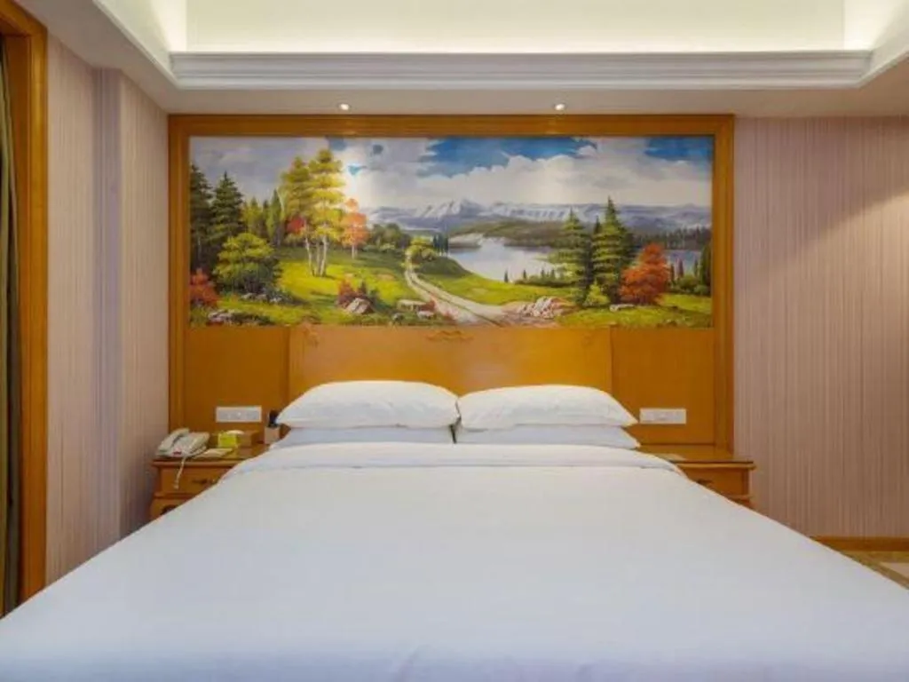 Bed in Vienna International Hotel Shanghai Dishui Lake Lingang Wanda