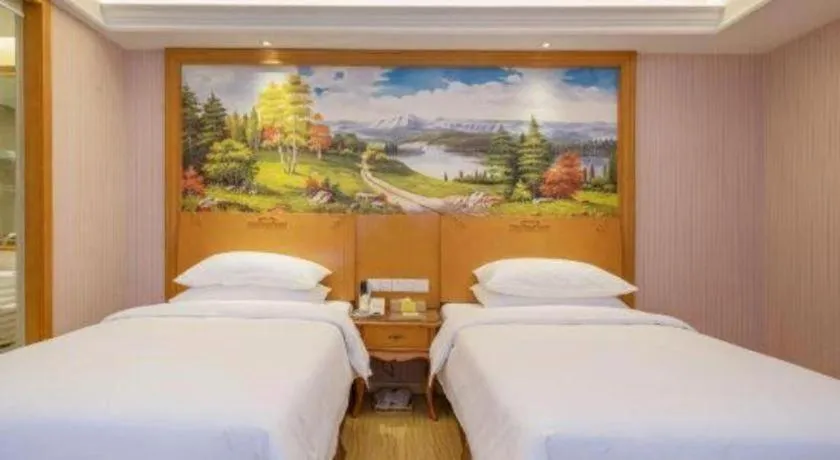 Bed in Vienna International Hotel Shanghai Dishui Lake Lingang Wanda