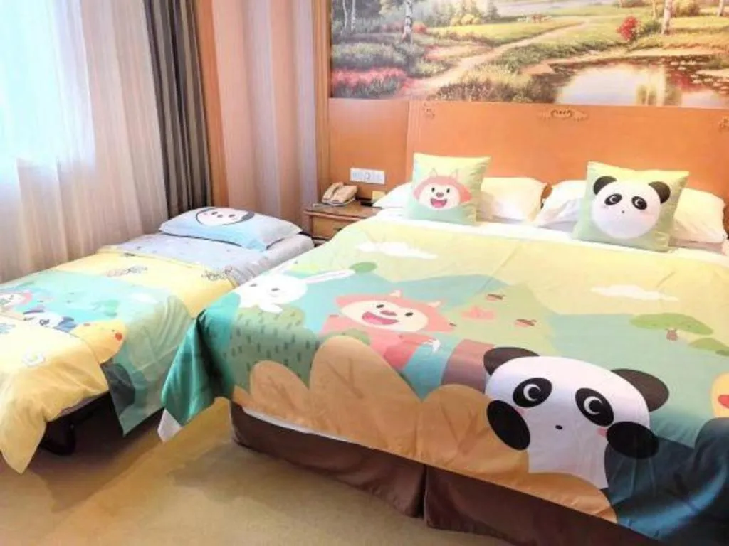 Bed in Vienna International Hotel Shanghai Dishui Lake Lingang Wanda