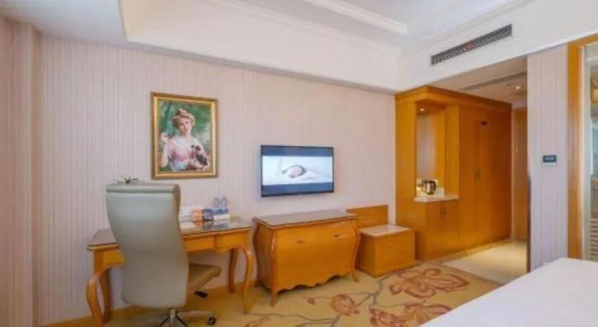 Bed in Vienna International Hotel Shanghai Dishui Lake Lingang Wanda