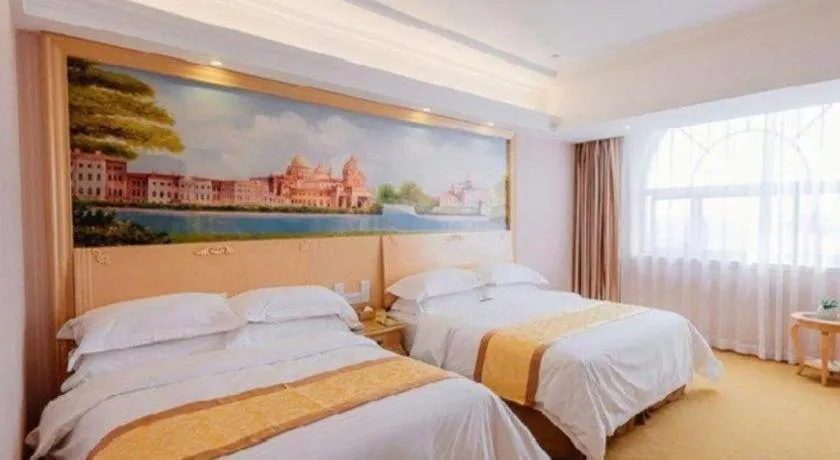 Bed in Vienna International Hotel Shanghai Dishui Lake Lingang Wanda