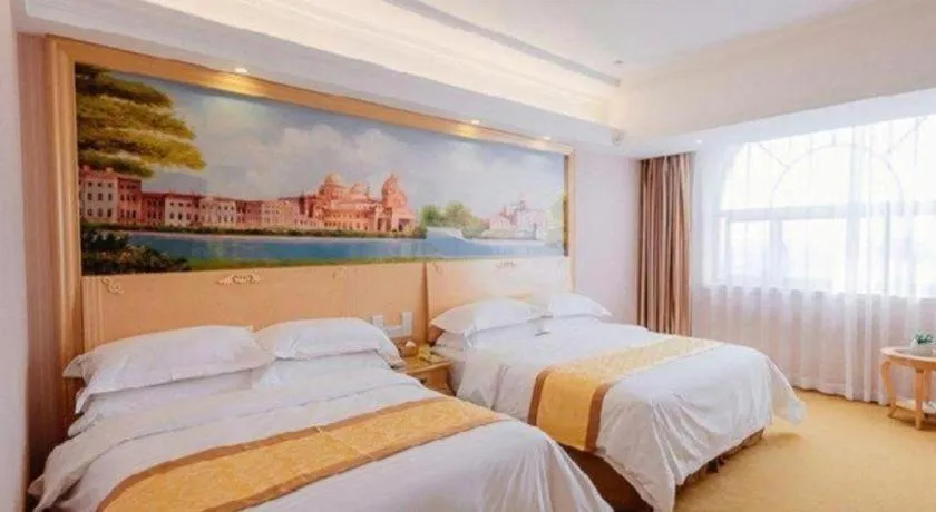 Bed in Vienna International Hotel Shanghai Dishui Lake Lingang Wanda