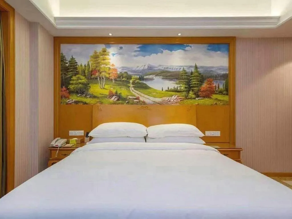 Bed in Vienna International Hotel Shanghai Dishui Lake Lingang Wanda