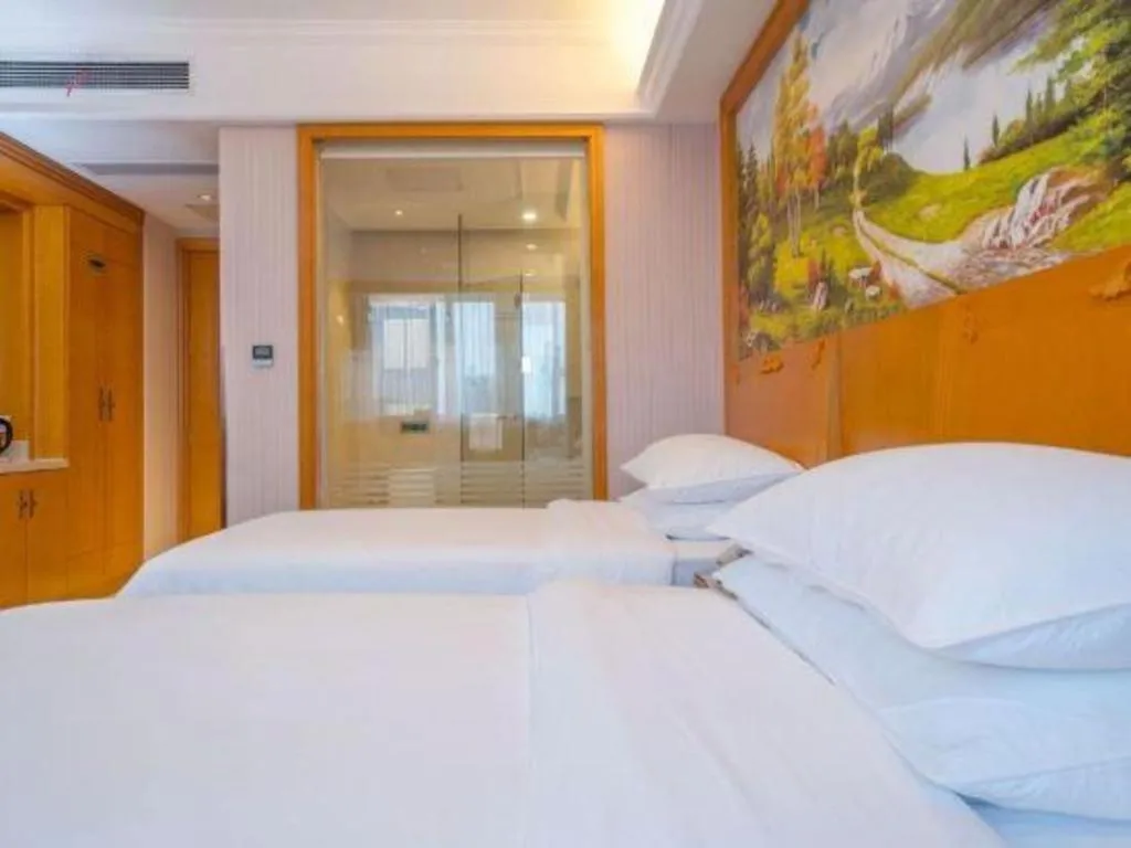 Bed in Vienna International Hotel Shanghai Dishui Lake Lingang Wanda